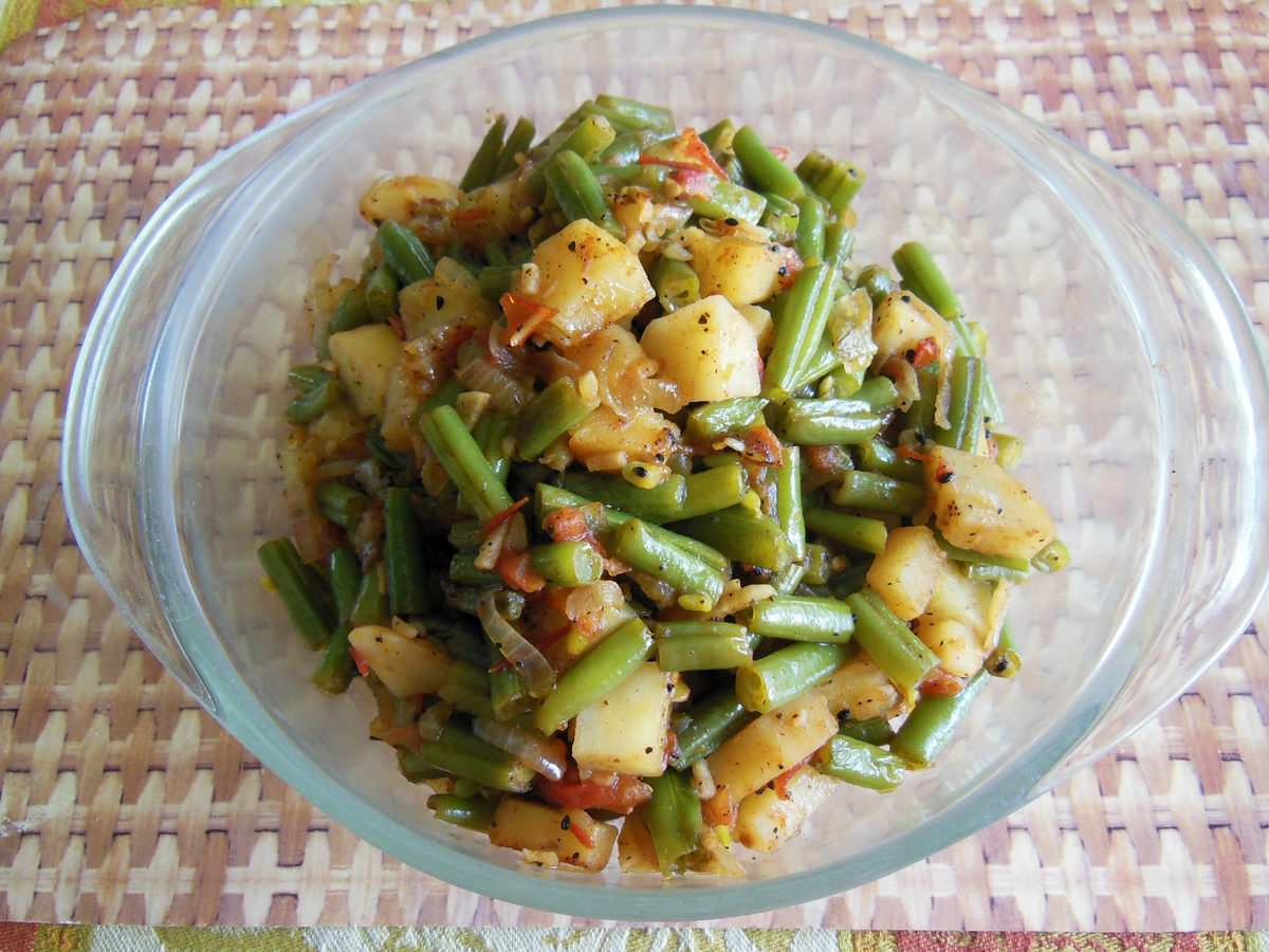 Mild Pickled Green Beans with Garlic and Spices - Two (2) 16oz (454g) Glass Jars